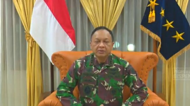 KSAU Marsekal TNI Fadjar Prasetyo meminta maaf atas insiden dua anggota POM AU menginjak kepala warga Papua. [Dispen AU]