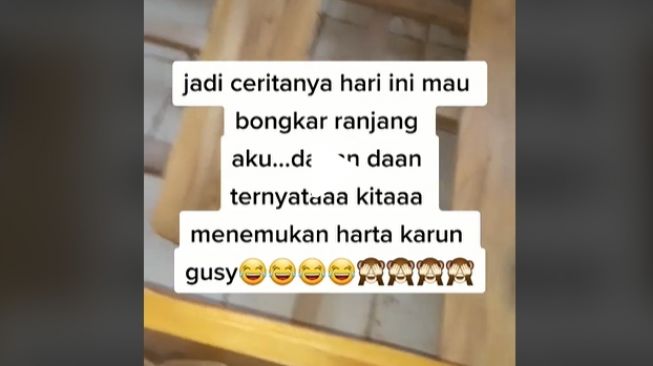 Wanita temukan 'harta karun' di kolong tempat tidur. (TikTok)