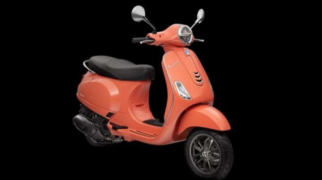 Vespa LX 125 i-get warna Orange Corallo [PT Piaggio Indonesia].