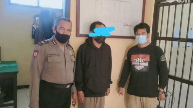 Tersinggung Pesan WhatsApp, Kakek di Ponorogo Sabet Kepala Orang Pakai Golok