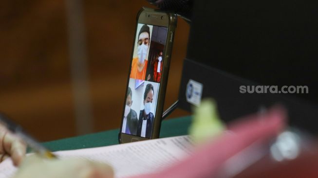 Aktor Jeff Smith saat menjalani sidang secara virtual melalui sambungan video call terkait kasus narkoba yang menjeratnya di Pengadilan Negeri Jakarta Barat, Rabu (28/7/2021). [Suara.com/Alfian Winanto]