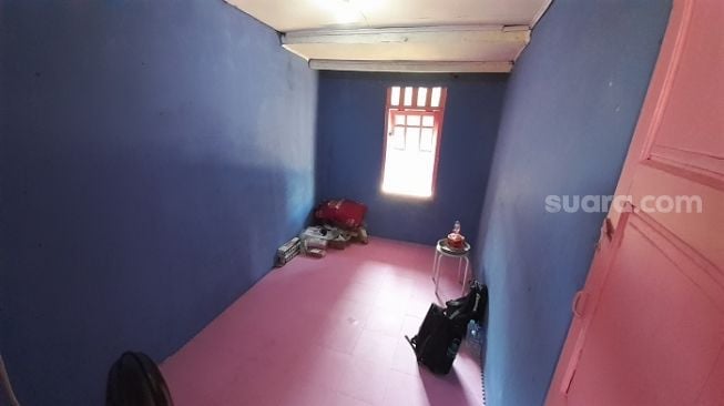 Ruang kelas sekolah Sooses, tempat belajar gratis untuk anak-anak miskin di kawasan Grogol, Jakbar. (Suara.com/Yaumal)