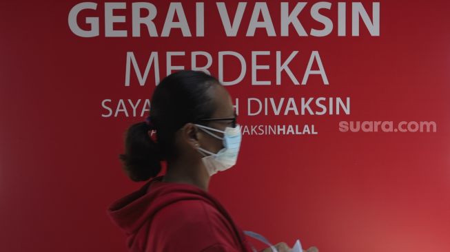 Warga bersiap mengikuti vaksinasi COVID-19 di Stasiun Jakarta Kota, Jakarta, Rabu (28/7/2021). [Suara.com/Angga Budhiyanto]