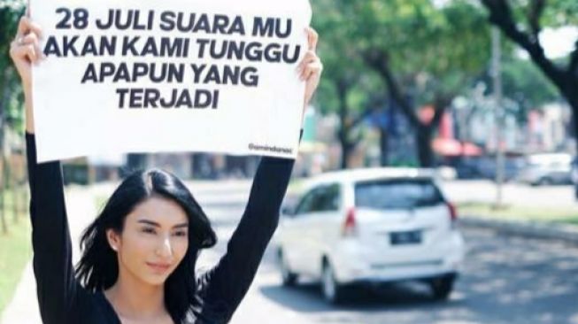 Tyas Mirasih angkat poster tentang 28 Juli. [Instagram]