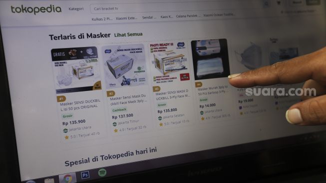 Warga berbelanja secara daring melalui salah satu situs perusahaan e-commerce di Jakarta, Rabu (28/7/2021). [Suara.com/Angga Budhiyanto]