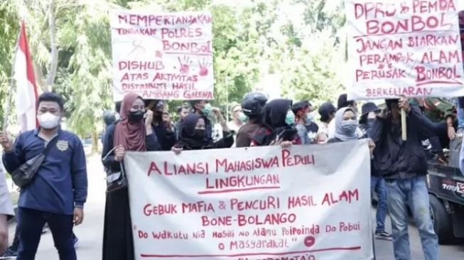 Mahasiswa Demo Minta Pemerintah Stop Aktivitas Tambang Batu Hitam di Gorontalo