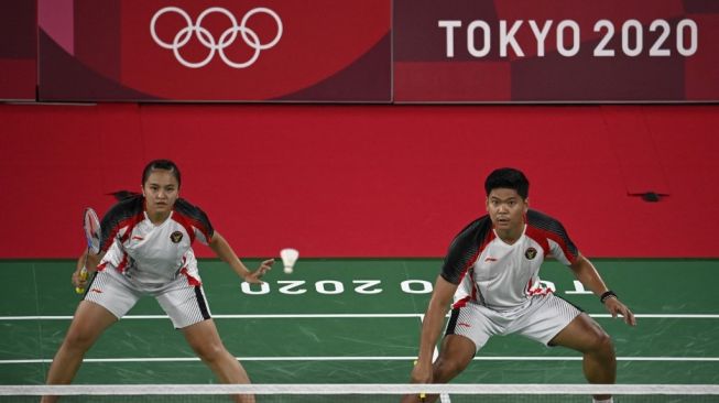 Pasangan ganda campuran Indonesia, Praveen Jordan/Melati Daeva Oktavianti saat menghadapi wakil China unggulan pertama Zheng Si Wei/Huang Ya Qiong dalam laga perempat final Olimpiade Tokyo 2020 di Musashino Forest Sports Plaza, Tokyo, Rabu (28/7/2021). Alexander NEMENOV / AFP.