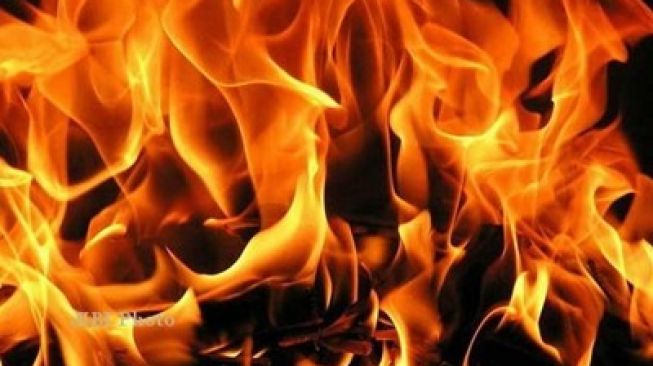 Kobaran Api Ratakan Rumahnya, Dua Janda di Panimbang Menangis Histeris 