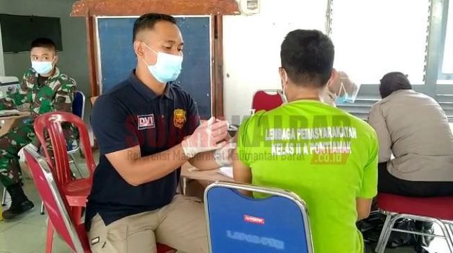 Warga Binaan Lapas Kelas II A Pontianak Antre Divaksin
