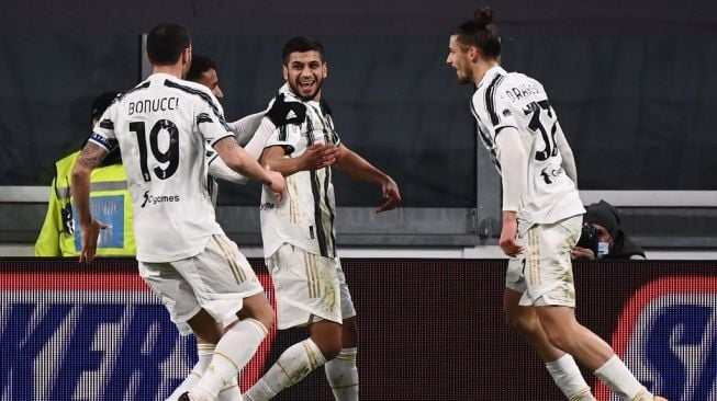 Gelandang serang Hamza Rafia (tengah) memperkuat Juventus di musim 2020/2021 lalu. [Marco BERTORELLO / AFP]