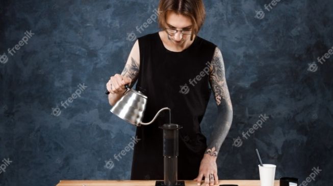 Ilustrasi aeropress. [Freepik]