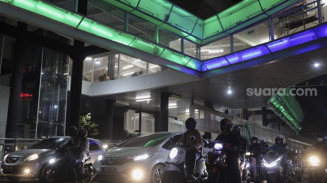 Sejumlah kendaraan berhenti di dekat proyek pembangunan halte Centrale Stichting Wederopbouw (CSW) di kawasan Kebayoran Baru, Jakarta, Kamis (29/7/2021) malam. [Suara.com/Angga Budhiyanto]