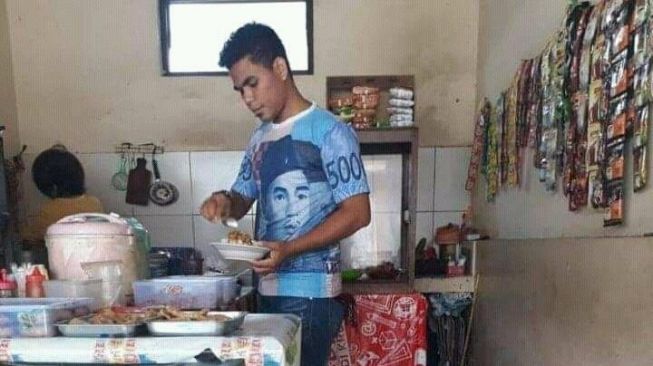 Potret Pria Sedang Makan di Warteg, Bajunya Bikin Netizen Pengen