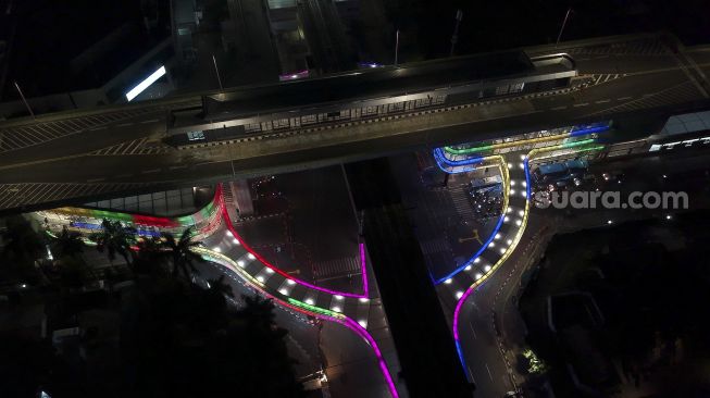 Foto udara proyek pembangunan halte Centrale Stichting Wederopbouw (CSW) di kawasan Kebayoran Baru, Jakarta, Kamis (29/7/2021) malam. [Suara.com/Angga Budhiyanto]