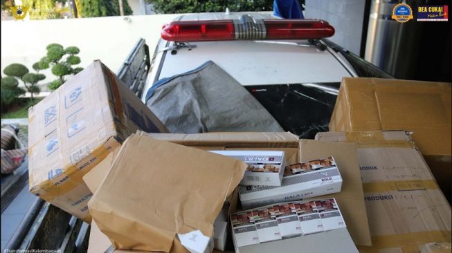 Sebuah mobil ambulans diamankan petugas bea cukai karena membawa barang ilegal (kwbcjatengdiy.beacukai.go.id)
