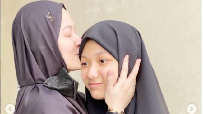 Penuh Haru, Ini 6 Momen Lyra Virna Lepas Anak Masuk Pesantren