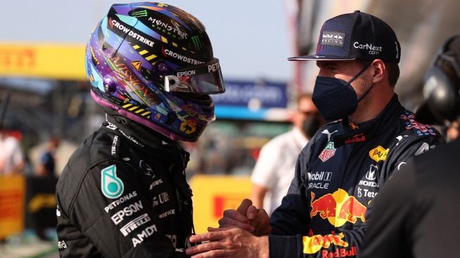 Pebalap Mercedes, Lewis Hamilton (kiri) dan driver Red Bull, Max Verstappen. [LARS BARON / AFP]