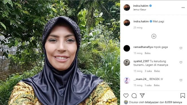 Potret kocak foto editan seleb Hollywood pakai jilbab. [Instagram/indra.hakim]