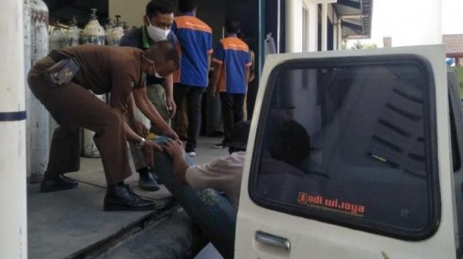 Bantu Angkut Tabung Oksigen, Mobil Tahanan Kejari Kota Madiun Berpartisipasi