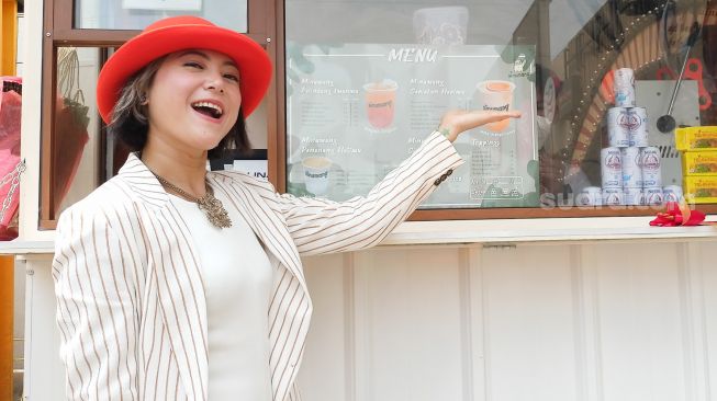 Aktris Poppy Sovia memamerkan kedai minuman miliknya yang baru saja dibuka di Sunter Agung, Jakarta Utara, Kamis (29/7/2021). [Suara.com/Alfian Winanto]