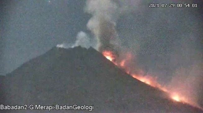 Dini Hari Tadi Merapi Luncurkan Awan Panas Guguran, Jarak Capai 2,5 Kilometer