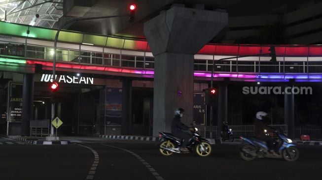 Sejumlah kendaraan melintas di dekat proyek pembangunan halte Centrale Stichting Wederopbouw (CSW) di kawasan Kebayoran Baru, Jakarta, Kamis (29/7/2021) malam. [Suara.com/Angga Budhiyanto]