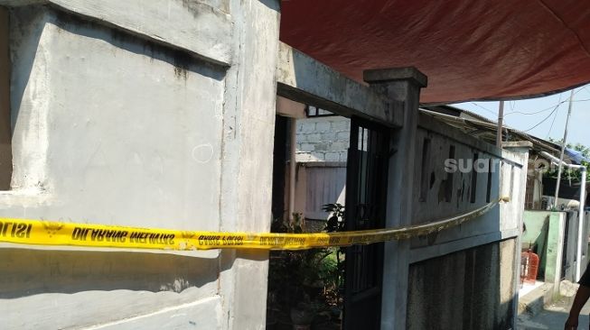 Rumah di kawasan Jagakarsa milik kakek Ending (66), suami yang membunuh istrinya karena cemburu. (Suara.com/M Yasir)