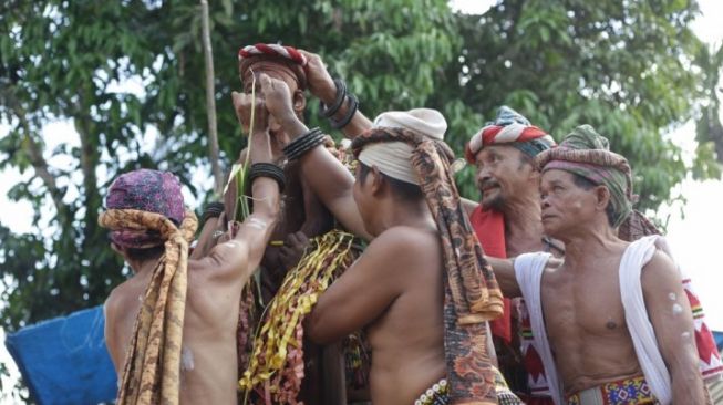 Ritual Adat Beliatn di Kutai, Kalimantan Timur. (Antara/Sugeng Hendratno)