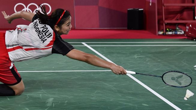 Ganda putri Indonesia Greysia Polii/Apriyani Rahayu mengembalikan kok ke arah ganda putri China Du Yue/Li Yin Hui dalam perempatfinal Olimpiade Tokyo 2020 di Musashino Forest Sport Plaza, Tokyo, Jepang, Kamis (29/7/2021). ANTARA FOTO/Sigid Kurniawan