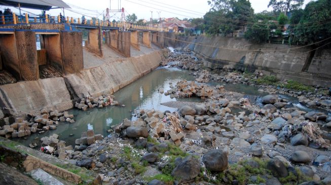 Sejumlah pengendara motor melintas di jembatan Bendung Katulampa, Kota Bogor, Jawa Barat, Rabu (28/7/2021). ANTARA FOTO/Arif Firmansyah