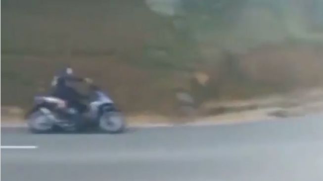 Viral Video Pengendara Motor Berlagak Seperti Valentino Rossi, Berakhir Nahas