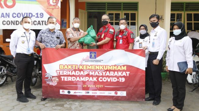 Peduli Nakes dan Warga Terdampak Covid-19, Karyo Salurkan Paket Multivitamin dan Suplemen