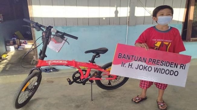 Horeee.... Bocah Yatim Piatu Korban Covid-19 Asal Sragen Dapat Sepeda dari Presiden Jokowi