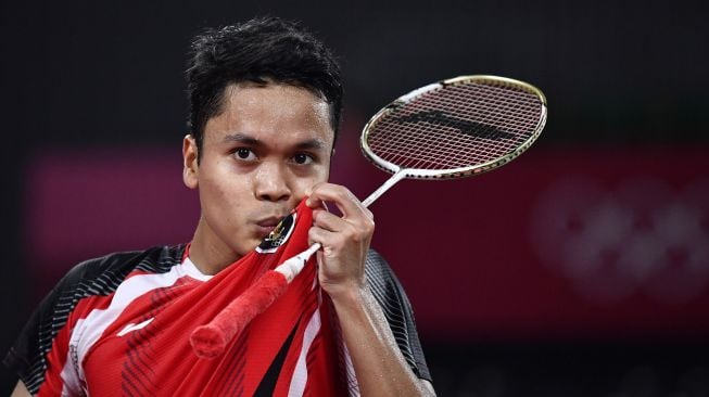 Ekspresi pebulutangkis tunggal putra Indonesia Anthony Sinisuka Ginting usai menundukkan tunggal putra Jepang Kanta Tsuneyama dalam babak 16 besar Olimpiade Tokyo 2020 di Musashino Forest Sport Plaza, Tokyo, Jepang, Kamis (29/7/2021).  ANTARA FOTO/Sigid Kurniawan