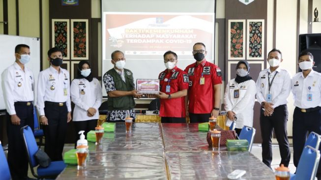 Kantor Imigrasi Kelas I TPI Yogyakarta (KARYO) menyerahkan bantuan berupa bahan multivitamin, suplemen penambah imunitas, dan alat kebersihan dan pelindung diri bagi tenaga medis, Rabu (28/7/2021) - (SuaraJogja.id/HO-Kantor Imigrasi Kelas I TPI Yogyakarta)