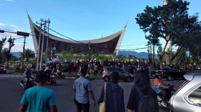 Pak Jokowi! Pelaku Usaha UMKM di Padang Kibarkan Ratusan Bendera Putih; Kita Sudah Melarat