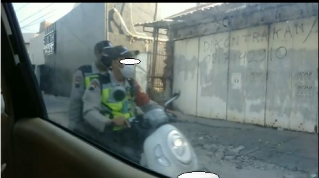 Viral 2 Pria Berseragam Coklat Tak Pakai Helm saat Naik Motor, Polisi Langsung Bertindak