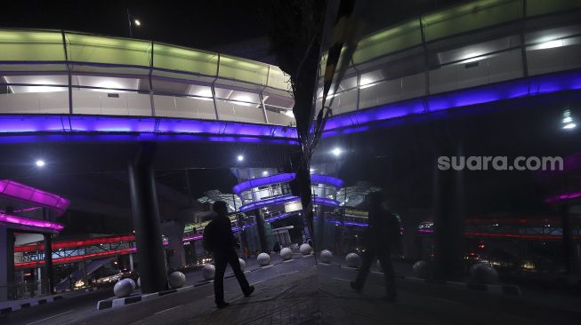 Warga berjalan di dekat proyek pembangunan halte Centrale Stichting Wederopbouw (CSW) di kawasan Kebayoran Baru, Jakarta, Kamis (29/7/2021) malam. [Suara.com/Angga Budhiyanto]