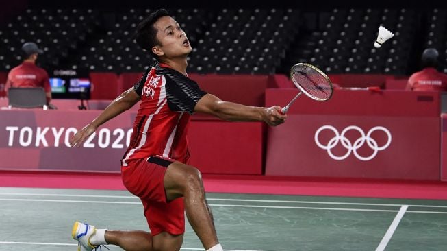 Pebulutangkis tunggal putra Indonesia Anthony Sinisuka Ginting mengembalikan kok ke arah tunggal putra Jepang Kanta Tsuneyama dalam babak 16 besar Olimpiade Tokyo 2020 di Musashino Forest Sport Plaza, Tokyo, Jepang, Kamis (29/7/2021). ANTARA FOTO/Sigid Kurniawan