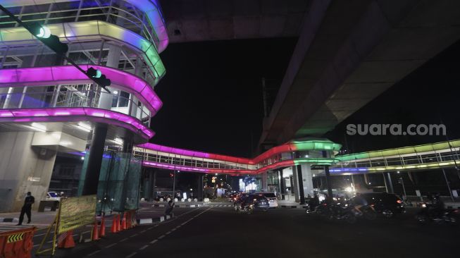 Sejumlah kendaraan melintas di dekat proyek pembangunan halte Centrale Stichting Wederopbouw (CSW) di kawasan Kebayoran Baru, Jakarta, Kamis (29/7/2021) malam. [Suara.com/Angga Budhiyanto]