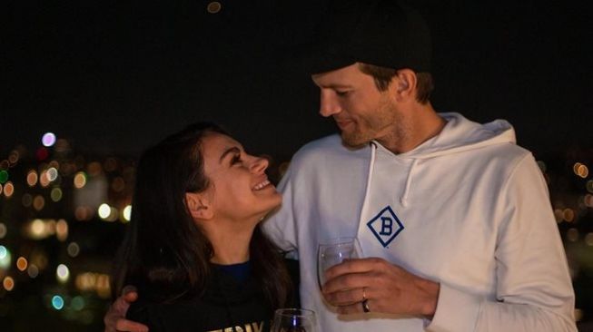 Mila Kunis dan Ashton Kutcher Blak-blakan Ngaku Jarang Mandi, Ini lho Alasannya