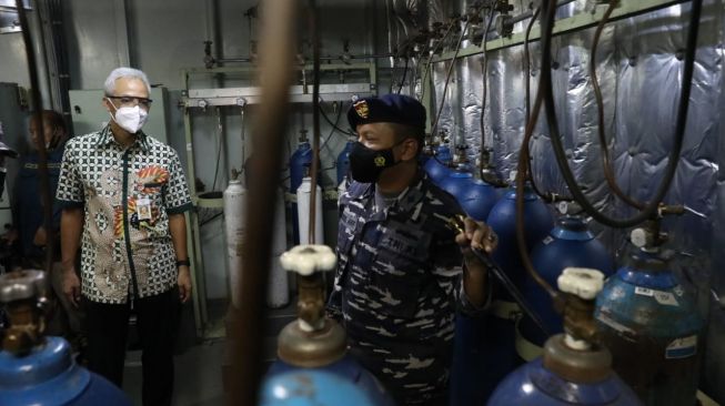 Kri Dr Soeharso Bersandar Di Pelabuhan Tanjung Emas Bantu Suplai Oksigen Di Jateng 