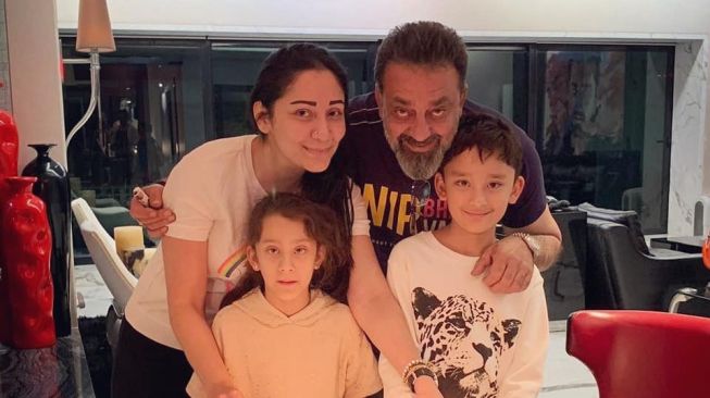 Ayah Penyayang Ultah ke-62, Intip 9 Potret Sanjay Dutt dan Anak Kembarnya