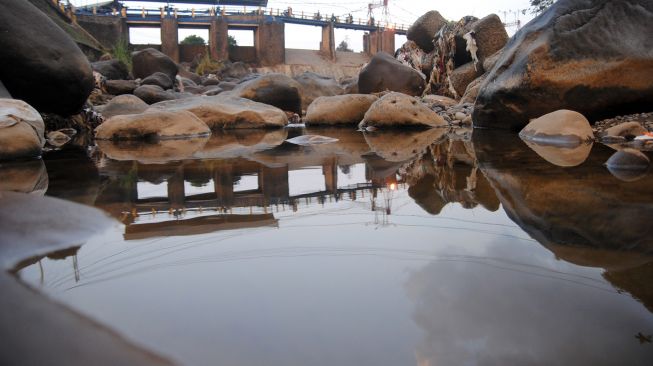 Sejumlah pengendara motor melintas di jembatan Bendung Katulampa, Kota Bogor, Jawa Barat, Rabu (28/7/2021). ANTARA FOTO/Arif Firmansyah