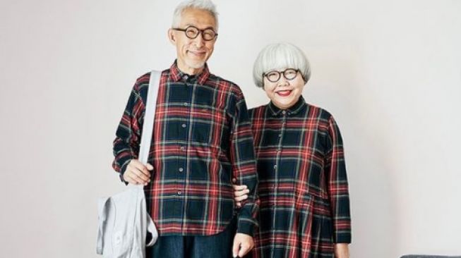 Isi Hari Pensiun, Pasangan Ini Pakai Baju Matching Setiap Hari