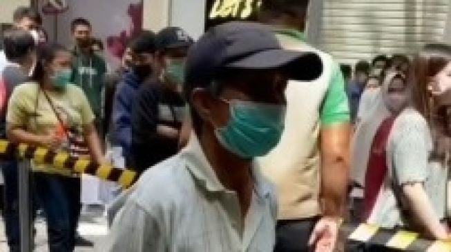 Safaruddin (67 tahun) antre vaksin Covid-19 di Mal Nipah Makassar, Rabu 28 Juli 2021 [SuaraSulsel.id / Istimewa]