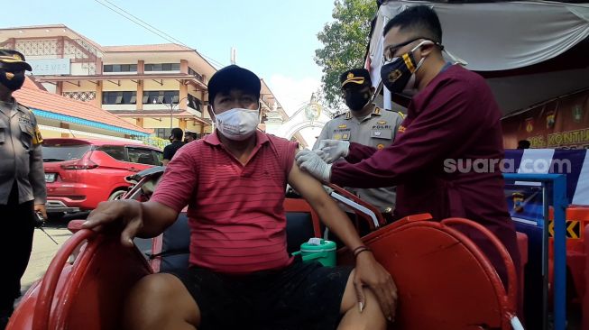 Lamunan Suyanto Penarik Becak di Solo Buyar Usai Didatangi Polisi, Namun Berakhir Haru