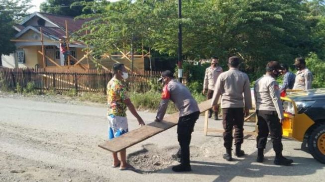 Desak Perbaikan Jalan Depan SPBU Batui, Warga Lakukan Pemblokiran