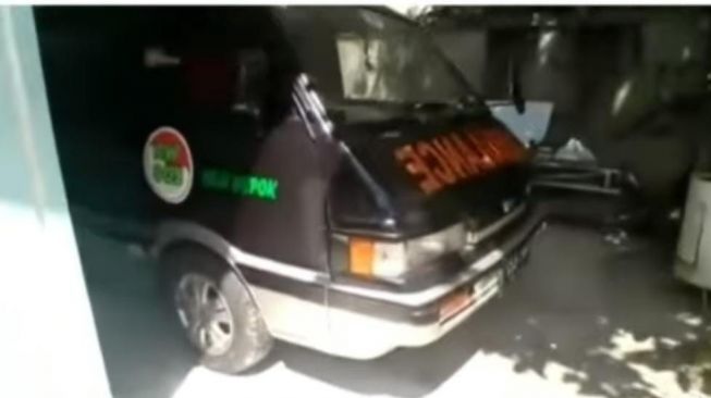 Mengenal mobil ambulans yang bikin bansos warga Depok dipotong