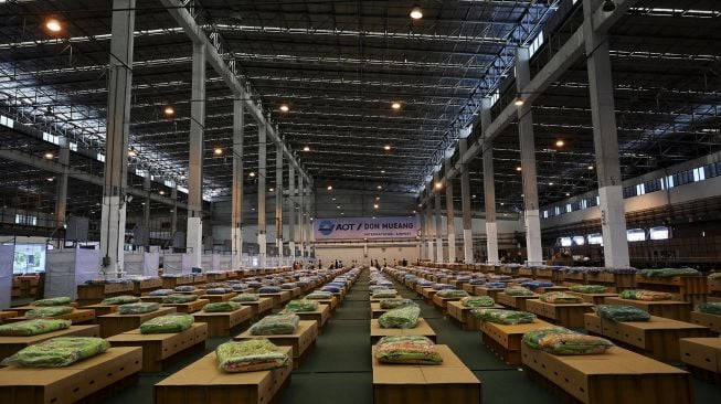 Sejumlah tempat tidur kardus disiapkan di rumah sakit lapangan COVID-19 di dalam gudang Bandara Internasional Don Mueang, Bangkok, Thailand, pada (27/7/2021). [Lillian SUWANRUMPHA / AFP]